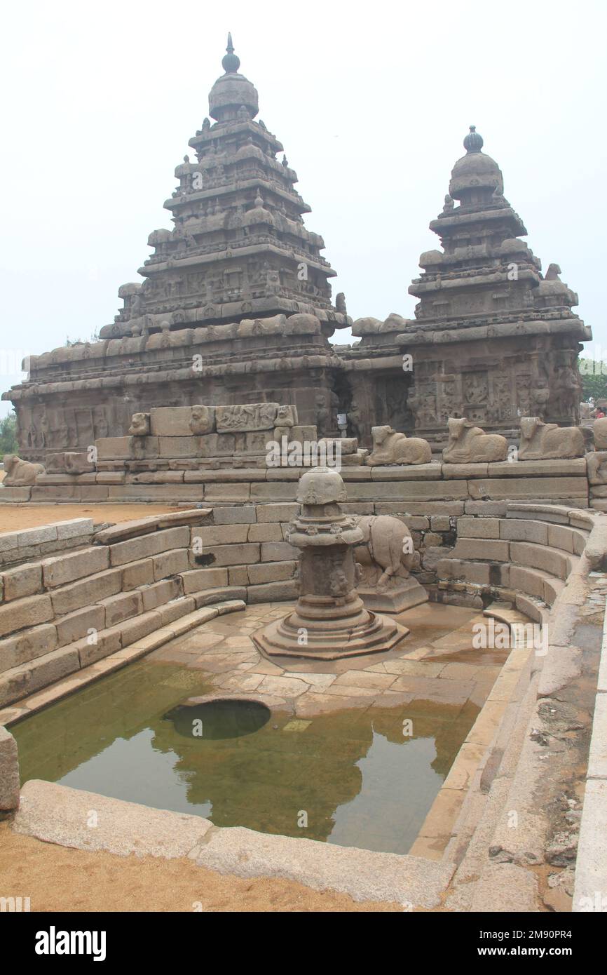 Ufertempel am Mahabalipuram in Tamil Nadu (Indien). Ein UNESCO-Weltkulturerbe, erbaut von der Pallava-Dynastie. Stockfoto
