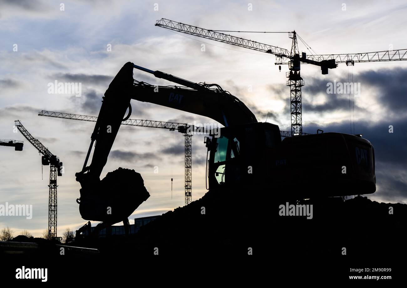 Hannover, Deutschland. 16. Januar 2023. Im Entwicklungsgebiet Kronsrode werden derzeit Apartmenthäuser mit Tausenden von Wohnungen gebaut. Die deutsche Bauindustrie sieht die Zukunft pessimistisch und bereitet sich auf einen Umsatzrückgang im Jahr 2023 vor. (Dpa „Bauindustrie pessimistisch für die Zukunft – realer Umsatzrückgang 2023“) Kredit: Julian Stratenschulte/dpa/Alamy Live News Stockfoto