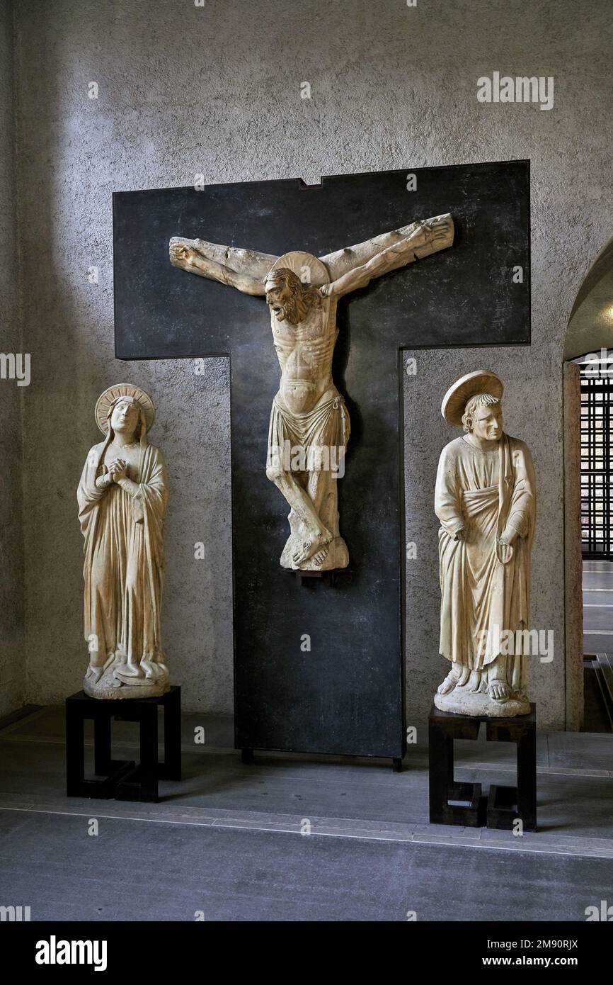 Cristo crocifisso tra la Madonna e S. Giovanni Evangelsita - pietra tenera - Maestro di Sant’ Anastasia - prima metà del XIV secolo - Verona, Mus Stockfoto