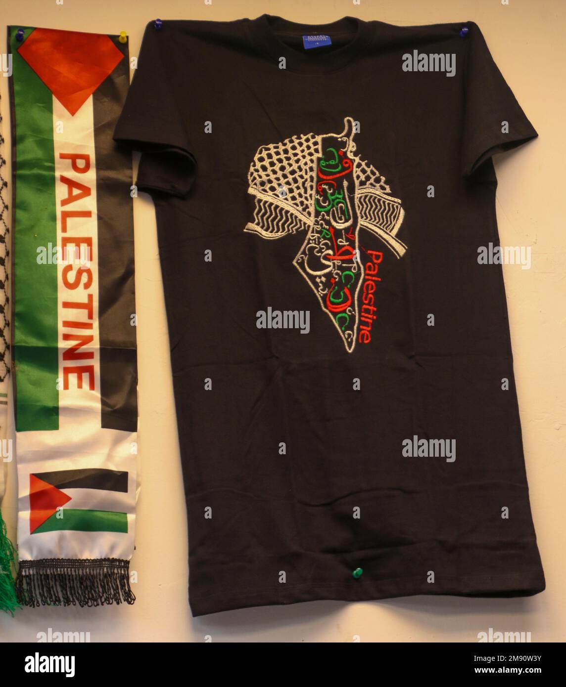 Poster „Support Palestine“ Global Village Dubai, Vereinigte Arabische Emirate Stockfoto