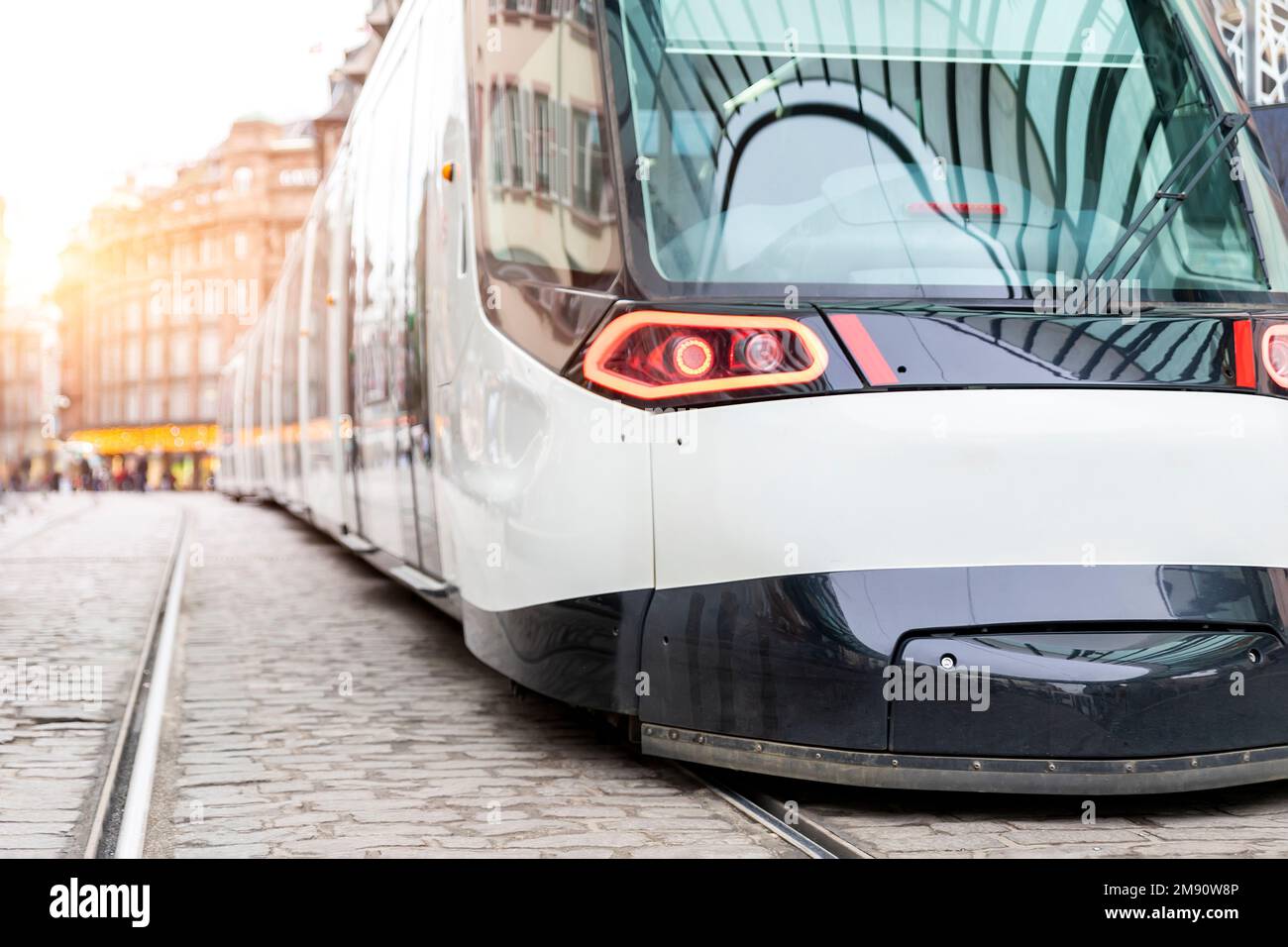 Moderne Straßenbahn am Kleber Central-Verkehrsknotenpunkt am Homme de Fer-Platz mit Blick auf die historische Altstadt von Straßburg. Elektrischer grüner Urban Stockfoto