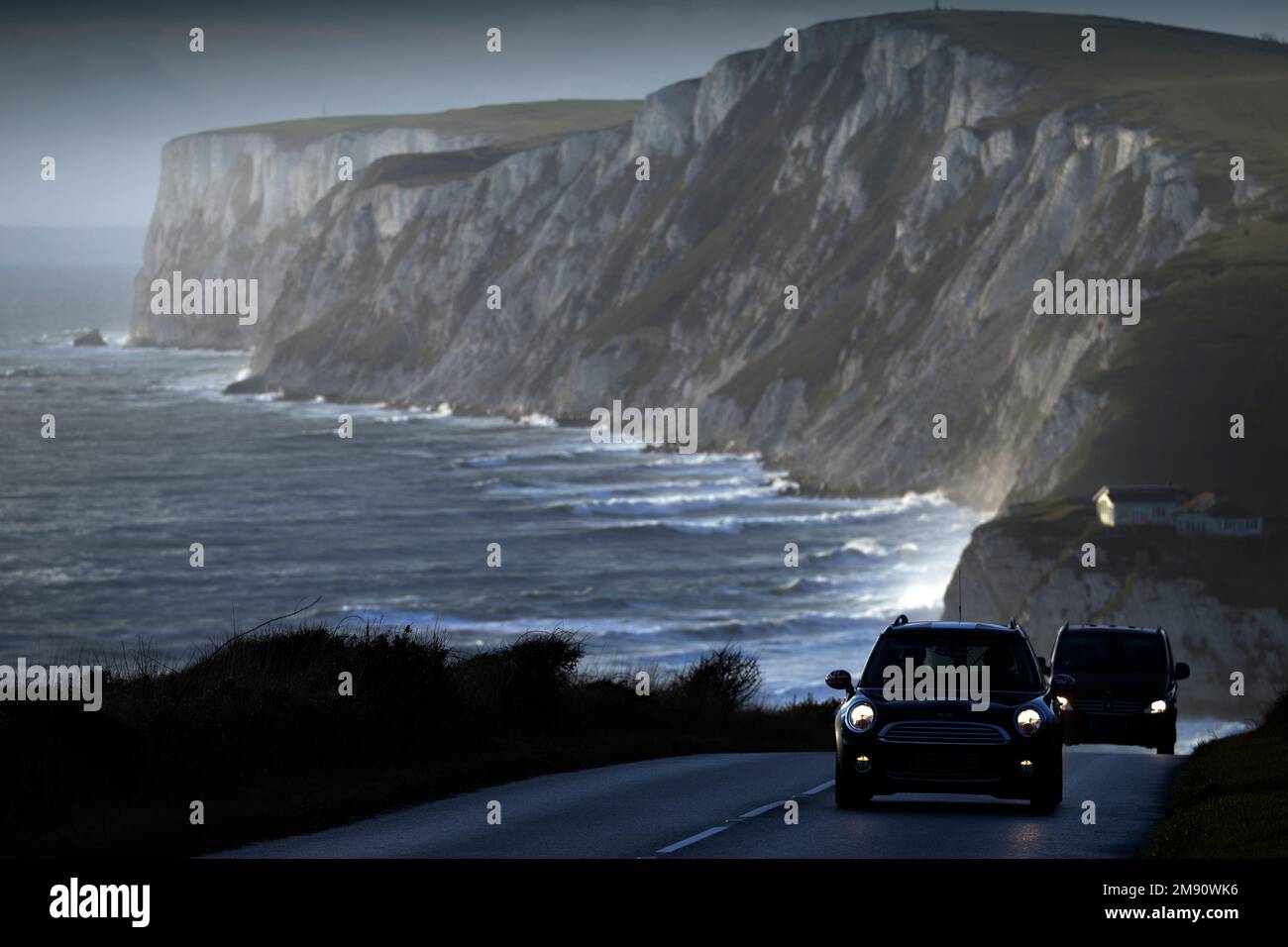 Dramatisch,Klippen,Kreide,Küste,Straße,Küste,Sturm,Wind,Auto,Hintergrund,Militär,Straße,Süßwasser,Isle of Wight,England,Großbritannien,Großbritannien,Großbritannien, Stockfoto