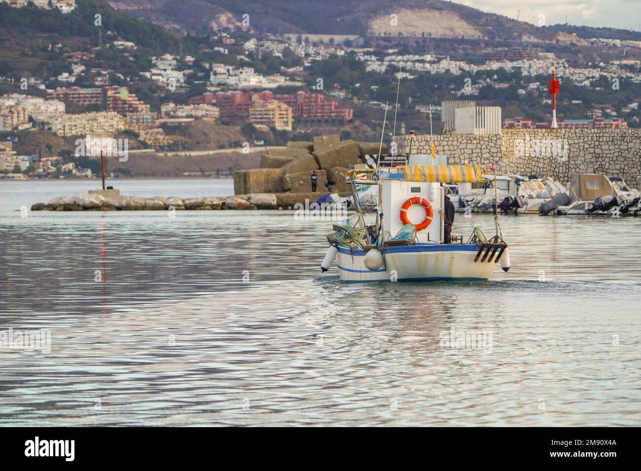 Traditionelles spanisches Fischerboot vom Hafen zum Meer, Fuengirola, Andalusien, Spanien. Stockfoto