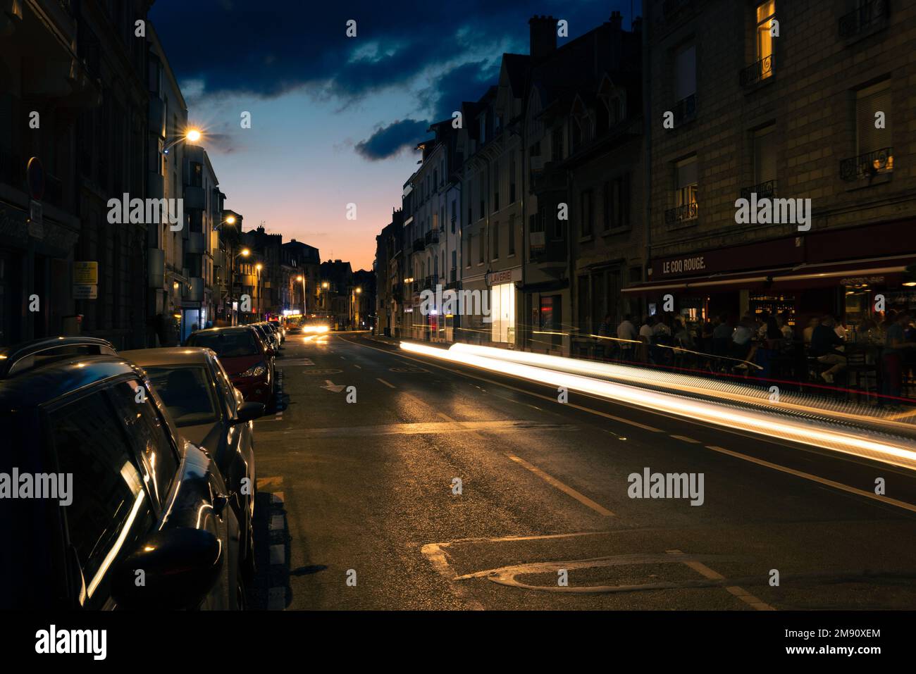 Nachtfotografie der Rue Chanzy in Reims (auch Rheims auf Englisch geschrieben), französisches Departement Marne, Frankreich Eine Stadt im Nordosten Frankreichs bis zum Ära Stockfoto