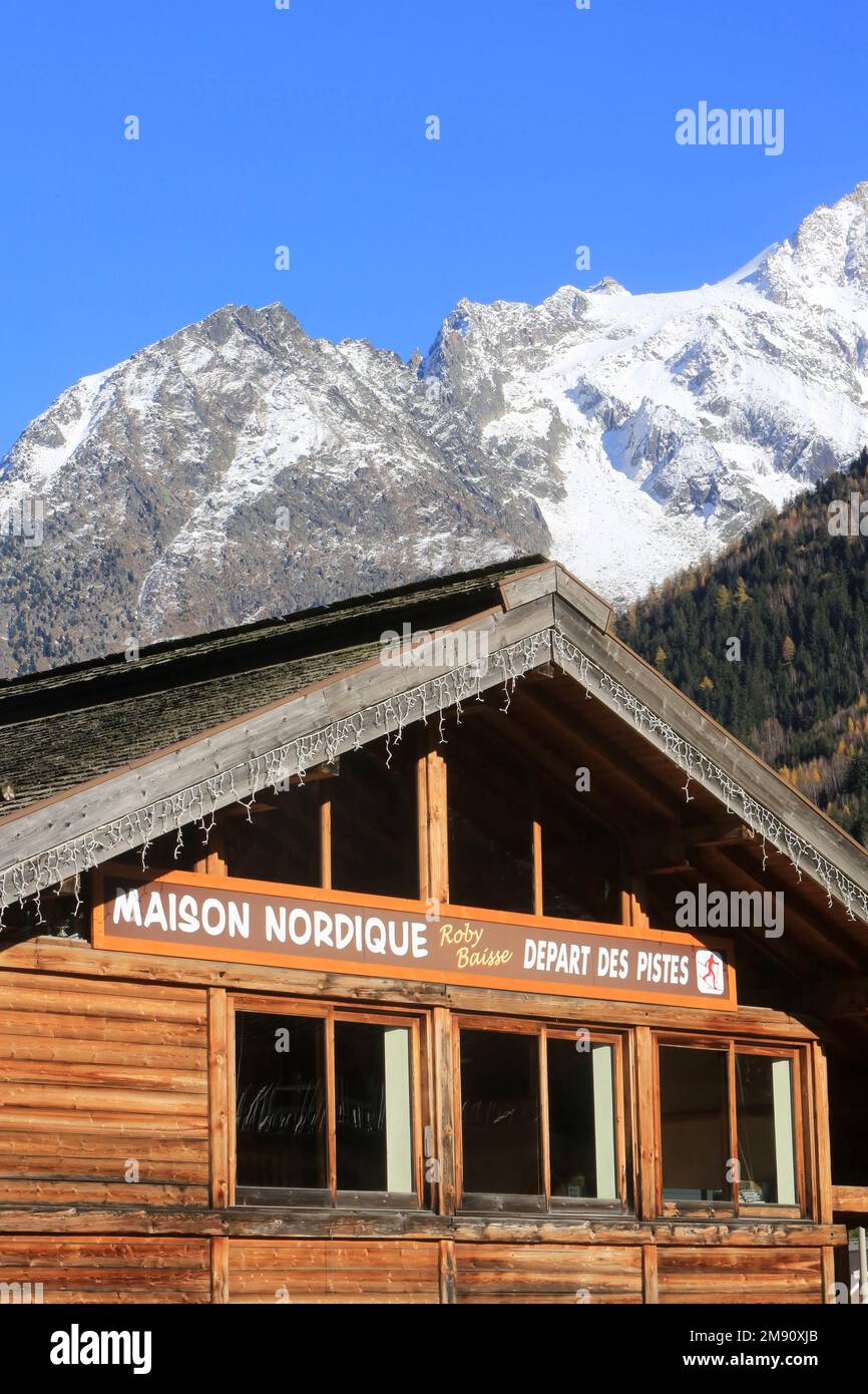 Nordic House und Trail, Bouchet Avenue. Chamonix. Haute-Savoie. Auvergne-Rhône-Alpes. Frankreich. Europa. Stockfoto