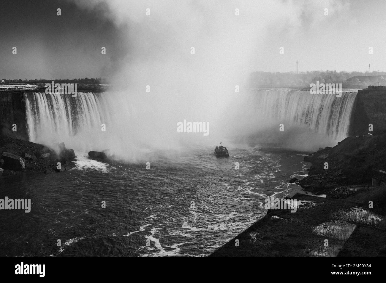 Eine unvergleichliche Grayscale-Kreuzfahrt in der Nähe der Niagarafälle in Ontario, Kanada Stockfoto