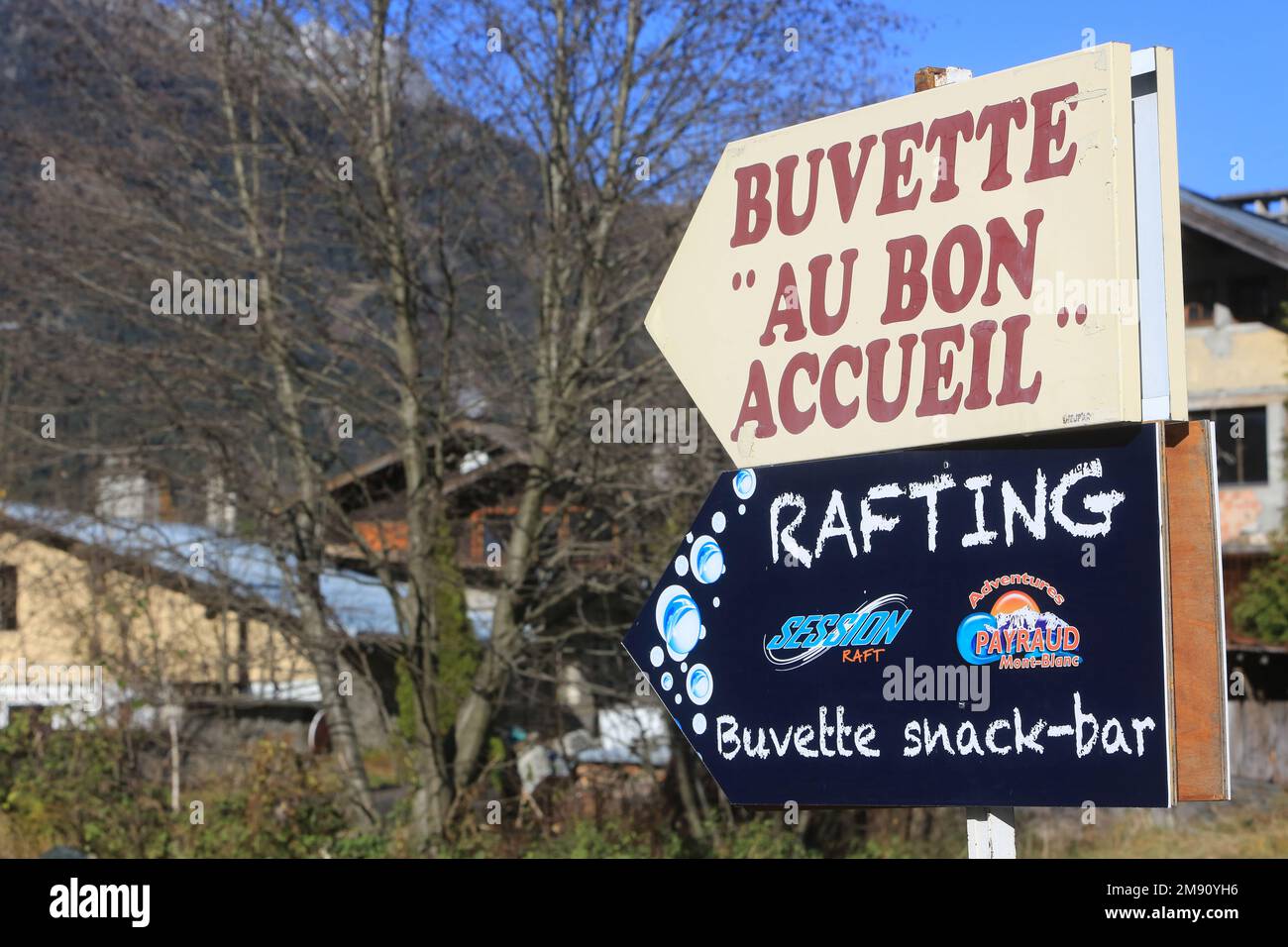 Panels : 'Buvette' Au Bon Accueil '- Rafting, Buvette Snack Bar.' Chamonix. Haute-Savoie. Auvergne-Rhône-Alpes. Frankreich. Europa. Stockfoto