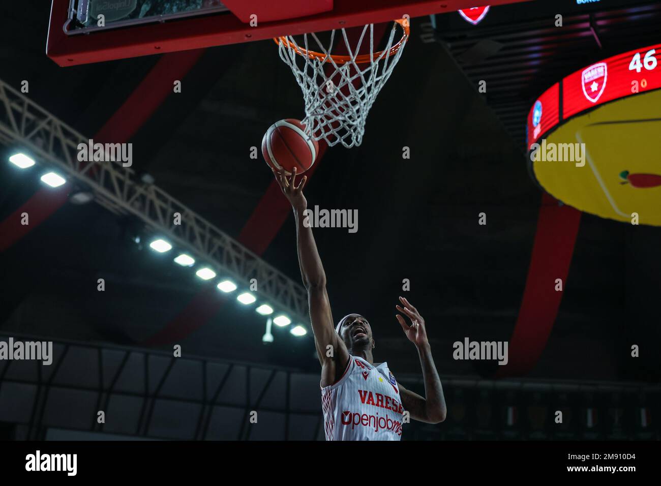 Varese, Italien. 15. Januar 2023. Tariq Owens #41 von Pallacanestro Varese OpenJobMetis in Aktion während der LBA Lega Basket Ein reguläres Saisonspiel 2022/23 zwischen Pallacanestro Varese OpenJobMetis und Gevi Napoli Basket in der Enerxenia Arena. (Foto: Fabrizio Carabelli/SOPA Images/Sipa USA) Guthaben: SIPA USA/Alamy Live News Stockfoto