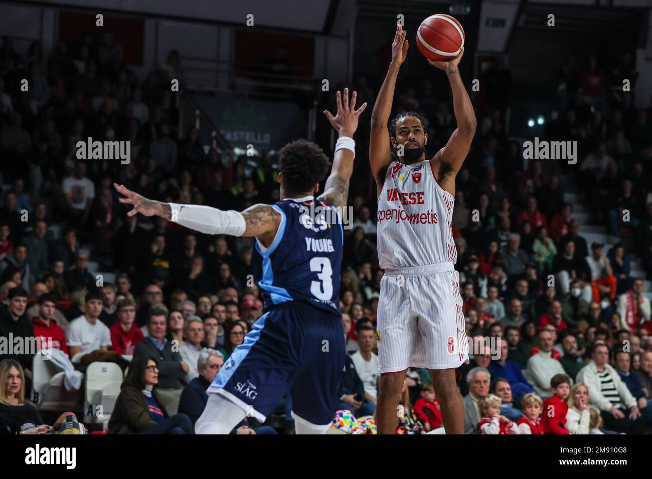 Andriu Tomas Woldetensae #8 von Pallacanestro Varese OpenJobMetis (R) und Robert Johnson #3 von Gevi Napoli Basket (L) in Aktion während der LBA Lega Basket Ein 2022/23. Reguläres Saisonspiel zwischen Pallacanestro Varese OpenJobMetis und Gevi Napoli Basket in der Enerxenia Arena. (Foto: Fabrizio Carabelli / SOPA Images / Sipa USA) Stockfoto