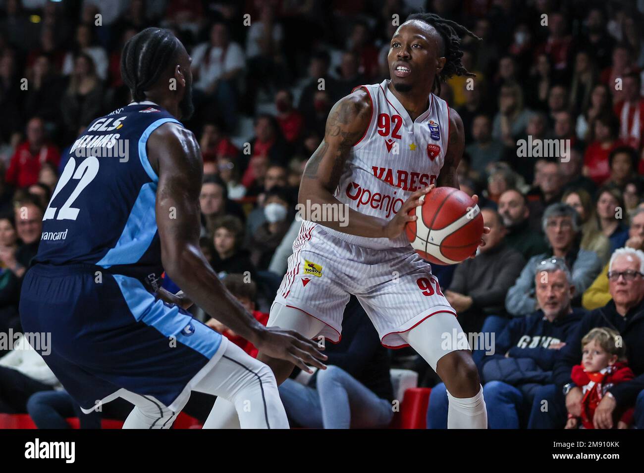 Jaron Johnson #92 von Pallacanestro Varese OpenJobMetis und Jacorey Williams #22 von Gevi Napoli Basket in Aktion während der LBA Lega Basket Ein 2022/23 reguläres Saisonspiel zwischen Pallacanestro Varese OpenJobMetis und Gevi Napoli Basket in der Enerxenia Arena. (Foto: Fabrizio Carabelli / SOPA Images / Sipa USA) Stockfoto