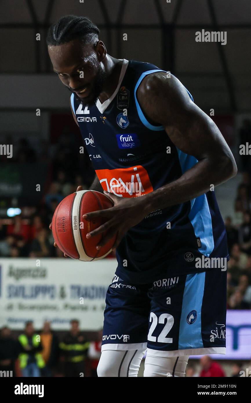 Varese, Italien. 15. Januar 2023. Jacorey Williams #22 von Gevi Napoli Basket in Aktion während des LBA Lega Basket Ein 2022/23 reguläres Saisonspiel zwischen Pallacanestro Varese OpenJobMetis und Gevi Napoli Basket in der Enerxenia Arena. (Foto: Fabrizio Carabelli/SOPA Images/Sipa USA) Guthaben: SIPA USA/Alamy Live News Stockfoto