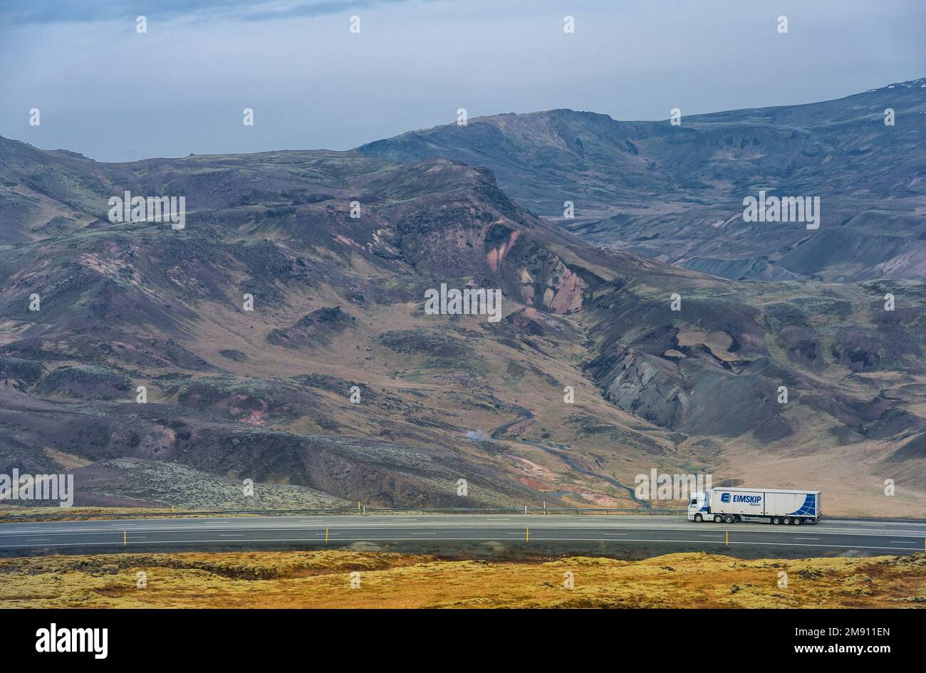 Landschaft Islands mit Berg und Straße. Stockfoto