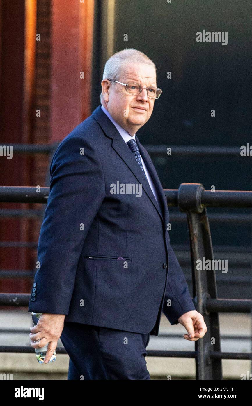Simon Byrne, Chief Constable bei der Polizei von Nordirland (PSNI), kommt im Killymeal House in Belfast an, wo die ehemalige Chefkommissarin Emma Bond ein Arbeitsgericht gegen die PSNI angestrengt hat. Sie argumentierte, dass sie vom Dienst diskriminiert worden sei, weil sie eine Frau sei und deshalb aus ihrer Führungsposition in Derry entfernt wurde. Stockfoto
