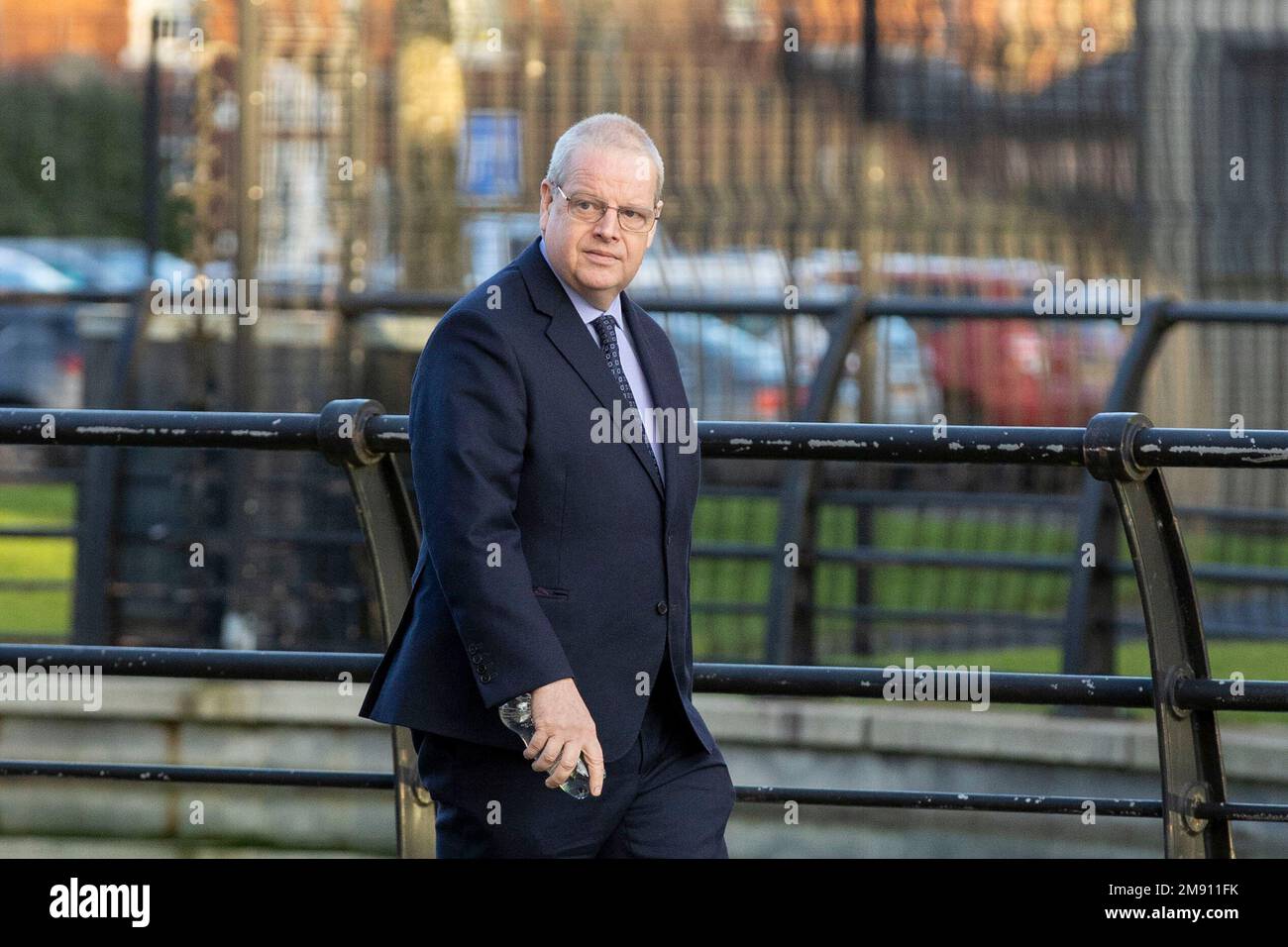 Simon Byrne, Chief Constable bei der Polizei von Nordirland (PSNI), kommt im Killymeal House in Belfast an, wo die ehemalige Chefkommissarin Emma Bond ein Arbeitsgericht gegen die PSNI angestrengt hat. Sie argumentierte, dass sie vom Dienst diskriminiert worden sei, weil sie eine Frau sei und deshalb aus ihrer Führungsposition in Derry entfernt wurde. Stockfoto