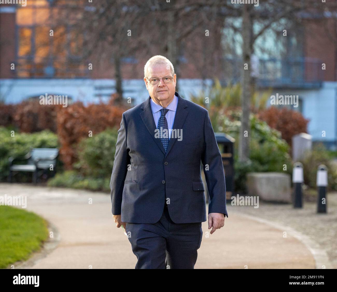 Simon Byrne, Chief Constable bei der Polizei von Nordirland (PSNI), kommt im Killymeal House in Belfast an, wo die ehemalige Chefkommissarin Emma Bond ein Arbeitsgericht gegen die PSNI angestrengt hat. Sie argumentierte, dass sie vom Dienst diskriminiert worden sei, weil sie eine Frau sei und deshalb aus ihrer Führungsposition in Derry entfernt wurde. Stockfoto