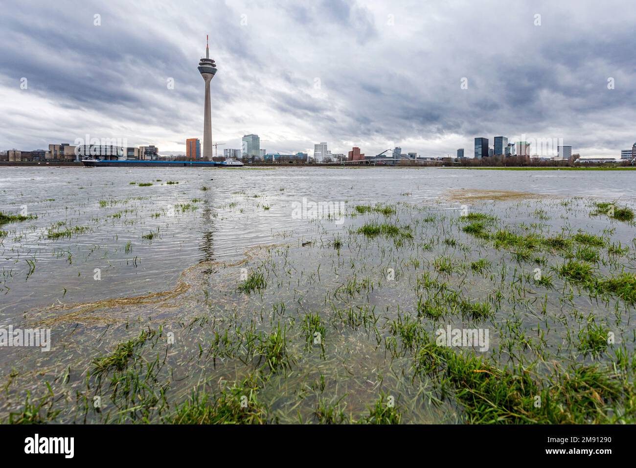 Steigender Wasserstand am Rhein in Düsseldorf, Regen- und Sturmwetter, Blick auf den Medienhafen, das staatsparlament, den Rheinturm Stockfoto