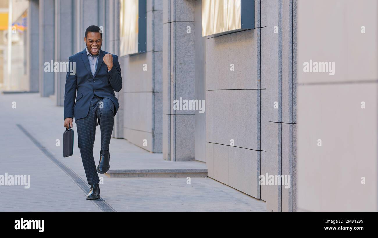 Glücklicher Erfolg ein afroamerikanischer Kandidat hat ein Jobangebot Angehörige Angehörige Manager Praktikant Geschäftsmann Gewinner im Freien Fühlen Sie sich aufgeregt Ja Geste Stockfoto