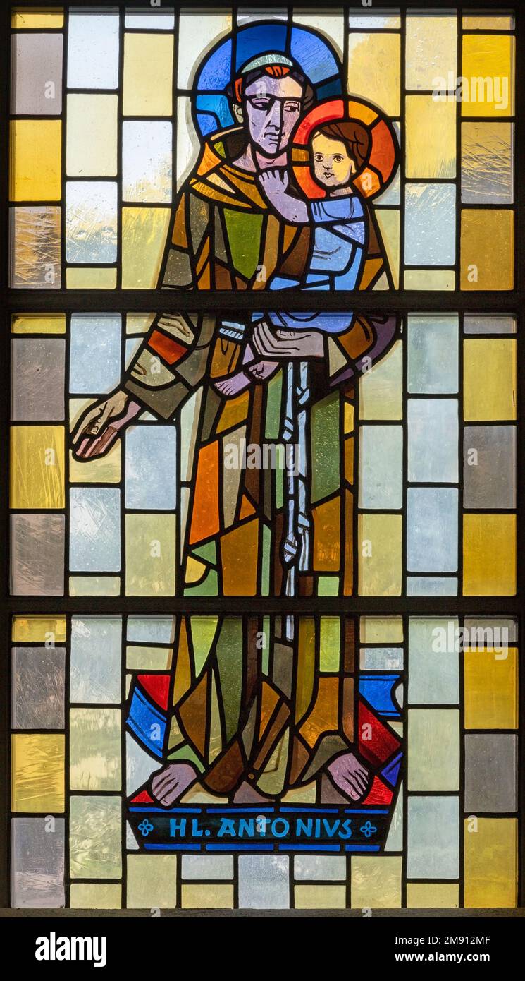 TASCH, SCHWEIZ - 2. JULI 2022: Das Buntglas mit dem St. Anthony von Padua in der Pfarrkirche, entworfen von August Wanner Stockfoto