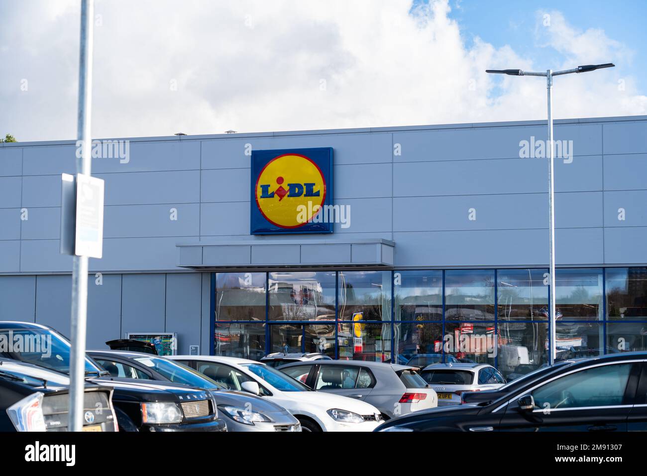 Außenbeschilderung des Lidl Supermarkts im Merry Hill Shopping Centre in Brierley Hill in Großbritannien Stockfoto
