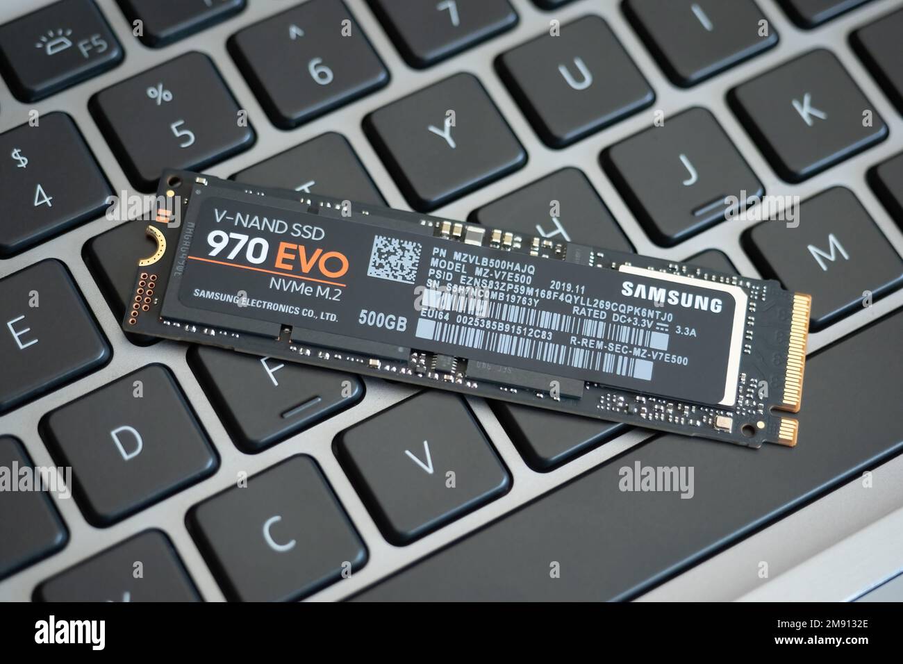 Galati, Rumänien - 29. Dezember 2022: Vorstellung der neuen Samsung 970 EVO PCIe NVMe M.2 SSD auf dem Markt Stockfoto