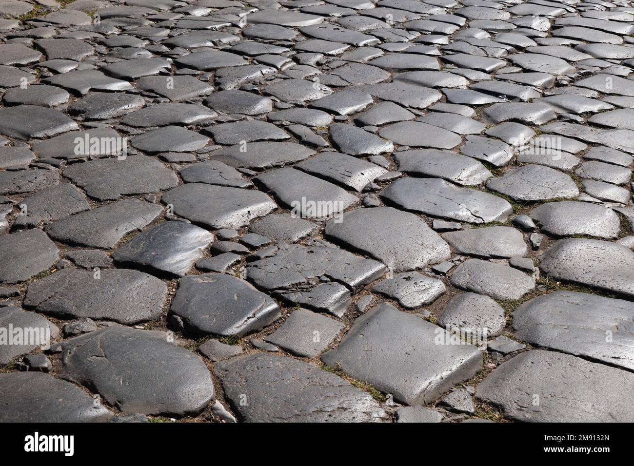 Glatter Steinhintergrund der Via Sacra, der Hauptstraße der antiken Stadt Rom in Italien. Stockfoto