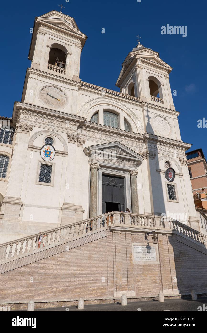 Kirche der Heiligen Dreifaltigkeit auf den Bergen (Trinita dei Monti) in Rom, Italien. Stockfoto