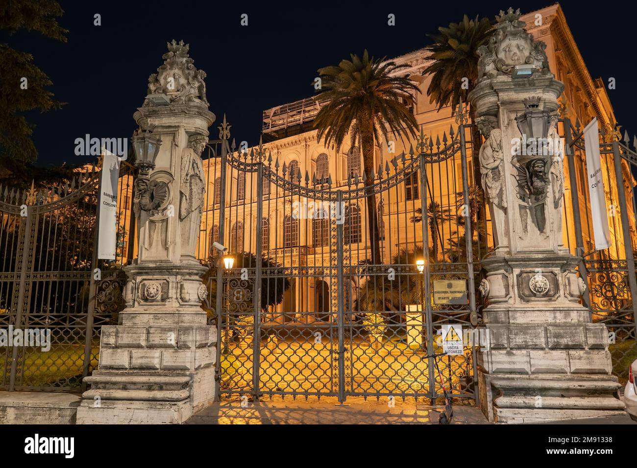 Rom, Italien, Tor zum Barberini-Palast (Palazzo Barberini) bei Nacht, in dem sich die Nationalgalerie für antike Kunst (Galleria Nazionale d'Arte Antica) befindet. Stockfoto