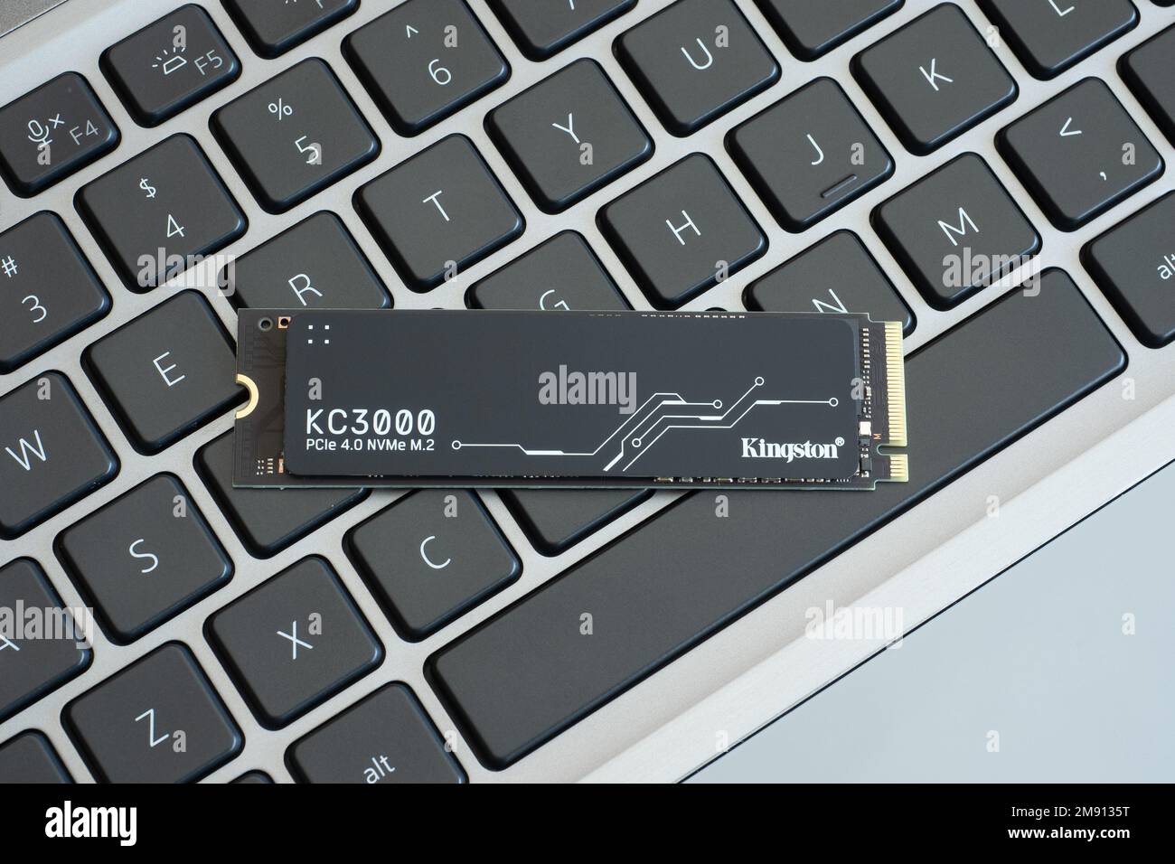 Galati, Rumänien - 29. Dezember 2022: Vorstellung der neuen Kingston KC3000 PCIe 4,0 NVMe M.2 SSD auf dem Markt Stockfoto