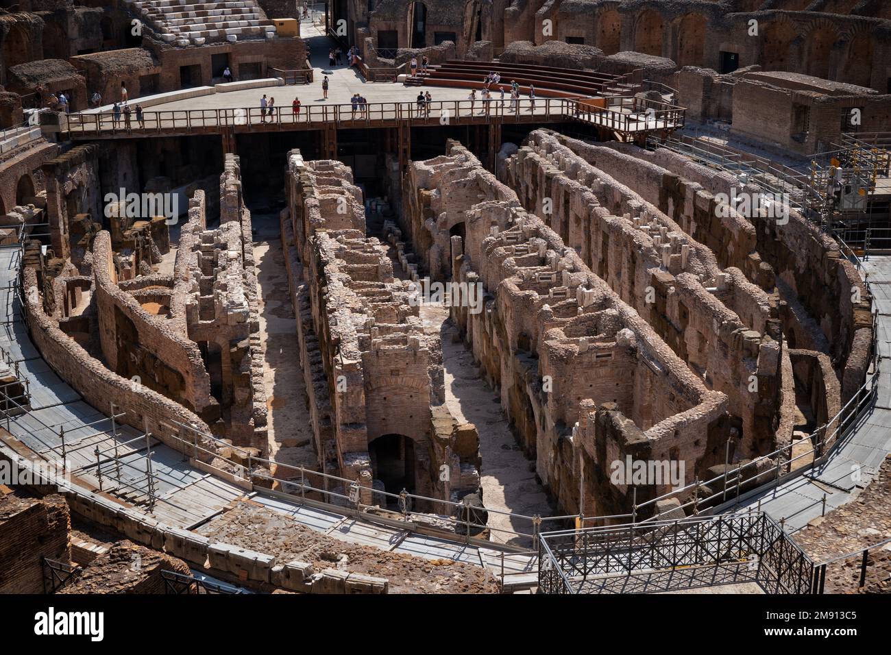 Das Innere des Kolosseums in Rom, Italien. Flavianisches Amphitheater, antikes Stadion und Hypogeum-Ruinen unter der Arena der Gladiatoren. Stockfoto