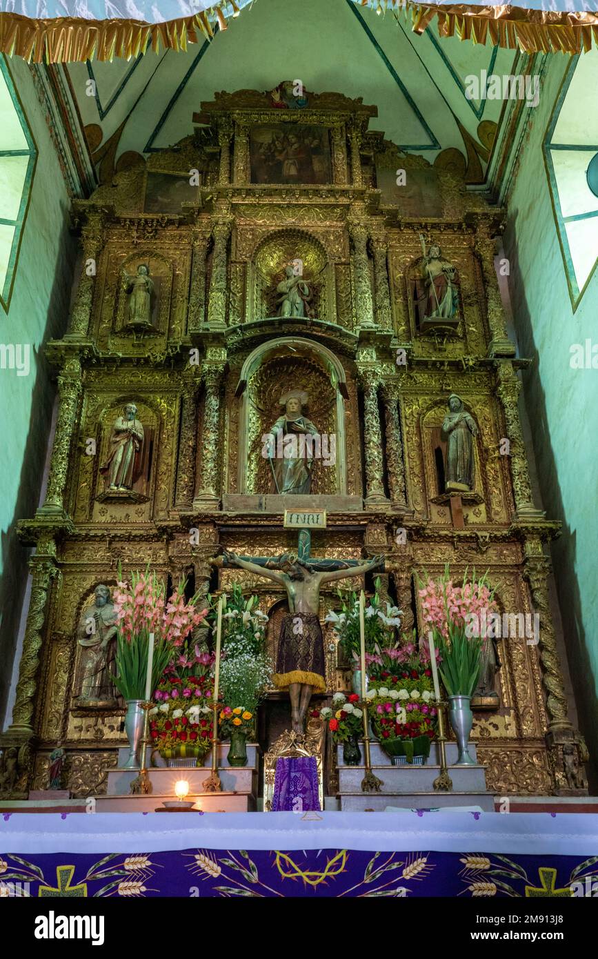 Ein Altar oder Retablo im Schiff der katholischen Pfarrkirche Santa Ana Zegache in Oaxaca, Mexiko. Stockfoto