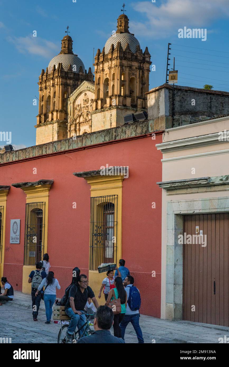 Historische Gebäude aus der spanischen Kolonialzeit entlang der Fußgängerzone Macedonio Alcala im historischen Zentrum von Oaxaca, Mexiko. UNESCO-Weltkulturerbe Stockfoto