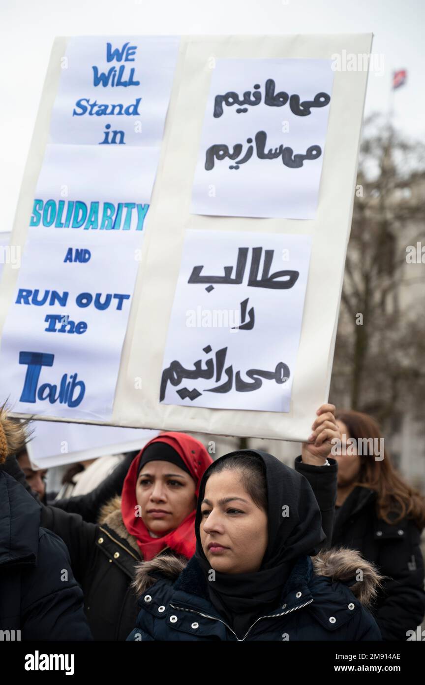 Am 14. 2023. Januar demonstriert eine Gruppe afghanischer Frauen auf dem Parliament Square und fordert Bildung und Freiheit für Frauen in Afghanistan. Stockfoto