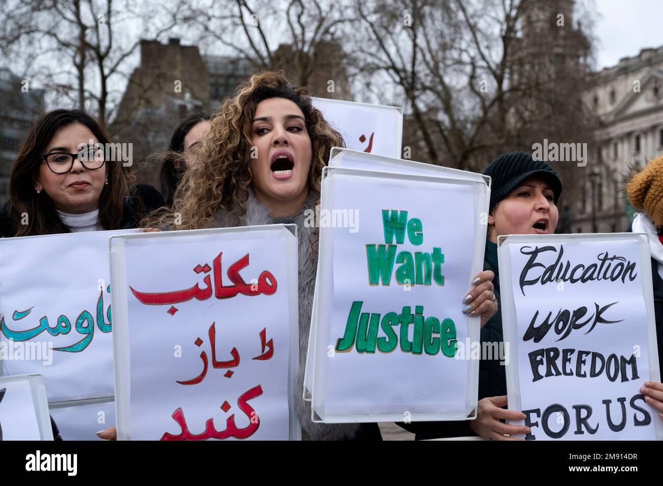 Am 14. 2023. Januar demonstriert eine Gruppe afghanischer Frauen auf dem Parliament Square und fordert Bildung und Freiheit für Frauen in Afghanistan. Stockfoto