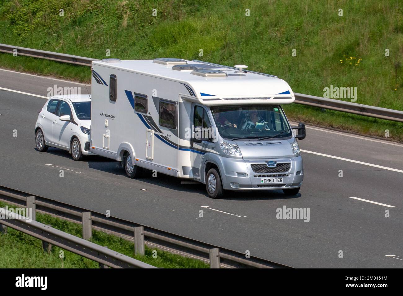 2012 White PEUGEOT BOXER HDI 335 ZUCKOFF TL Silver APPROACH 740 BAILEY Motorhouse Abschleppen eines kleinen Familienwagens; Fahrt auf der Autobahn M61 UK Stockfoto