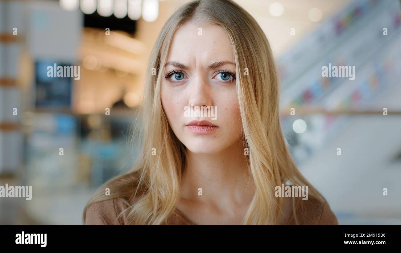 Nahaufnahme weibliches Gesicht innen Porträt blond 20s Mädchen Millennial Frau Frau Frau verwirrt weiblich, die in die Kamera schaut mit Interesse jemanden suchend, der zuhört Stockfoto