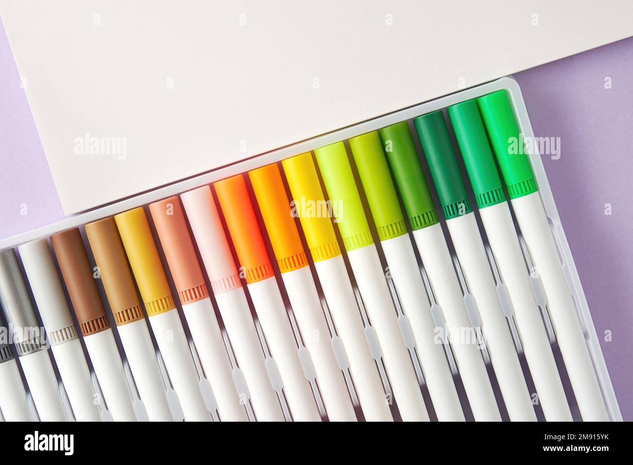 Satz heller, wasserfarbener Marker zum Skizzieren und ein Skizzenpapier, das auf einem Tisch angeordnet ist. Malen und Kunst Hobby-Thema. Platz für Text kopieren Stockfoto