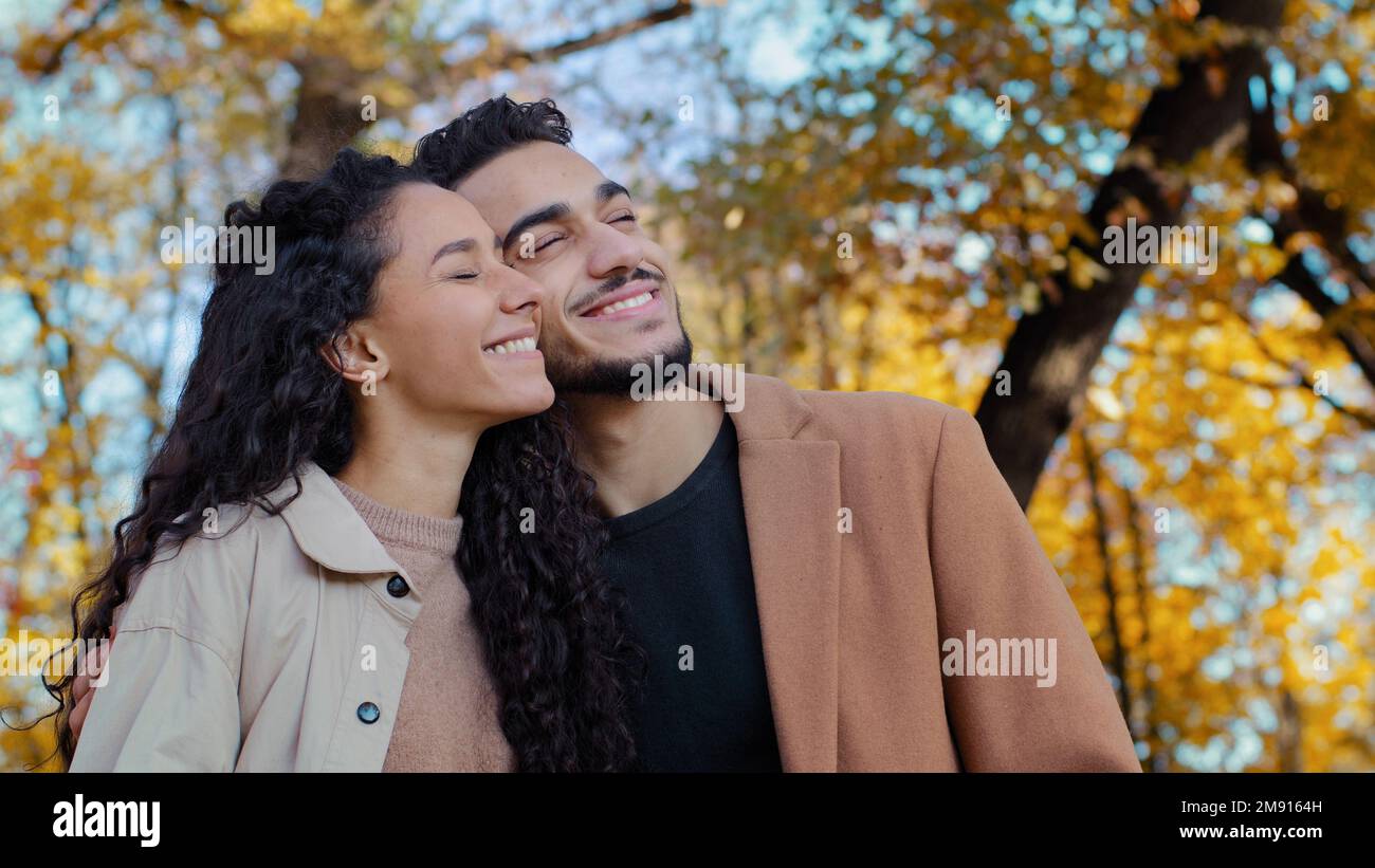 Ethnisch multirassisches Ehepaar im Herbstpark glücklich lächelnde kaukasische Frau mit hispanischem Mann im Freien Kerl und Mädchen Freund und Freundin Look Stockfoto
