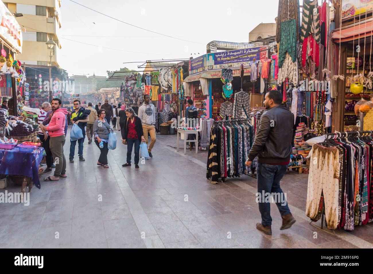 ASSUAN, ÄGYPTEN: 12. FEBRUAR 2019: Old Souk (Markt) in Assuan, Ägypten Stockfoto