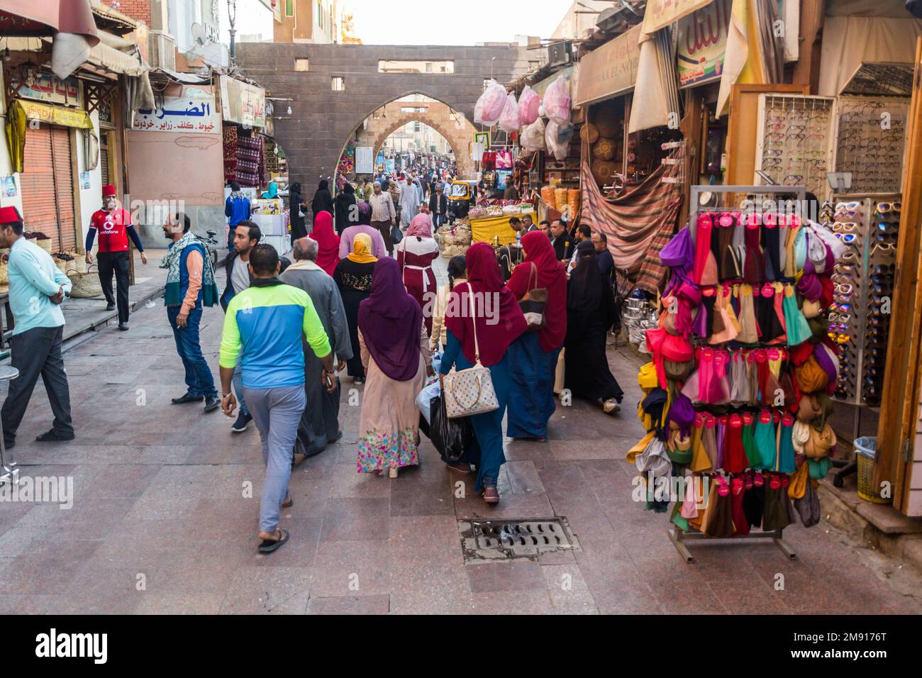 ASSUAN, ÄGYPTEN: 12. FEBRUAR 2019: Menschen auf dem alten Souk (Markt) in Assuan, Ägypten Stockfoto