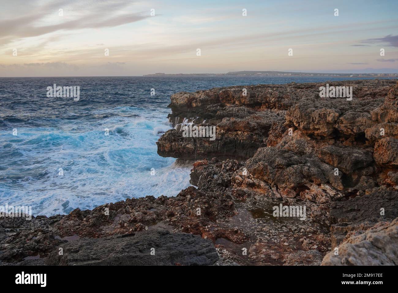 Hohe Wellen, raues Meer, felsige Küste nahe Ciutadella, Menorca, Balearen, Spanien. Stockfoto