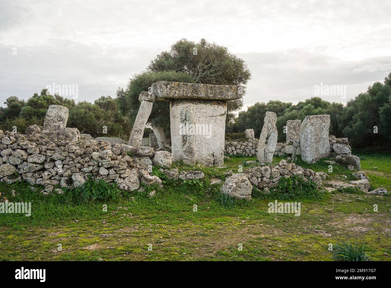 Talatí de Dalt, prähistorische Siedlung, Taula-Gehege, Menorca, Balearen, Spanien. Stockfoto