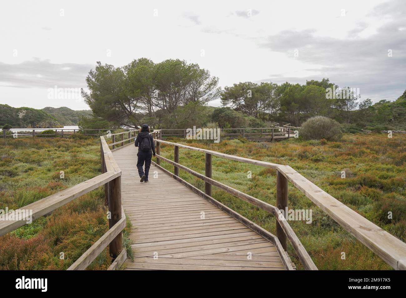 Es Grau, Minorca, hölzerner Fußweg in Feuchtgebieten des Naturparks Albufera des Grau, Menorca, Balearen, Spanien. Stockfoto