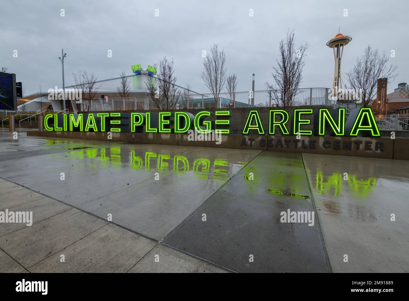 Seattle, WA, USA – 12. Januar 2023; Schild mit dem Aufdruck „Illuminted Climate pledge Arena“ im sonnigen Regen am Veranstaltungsort in Seattle Stockfoto