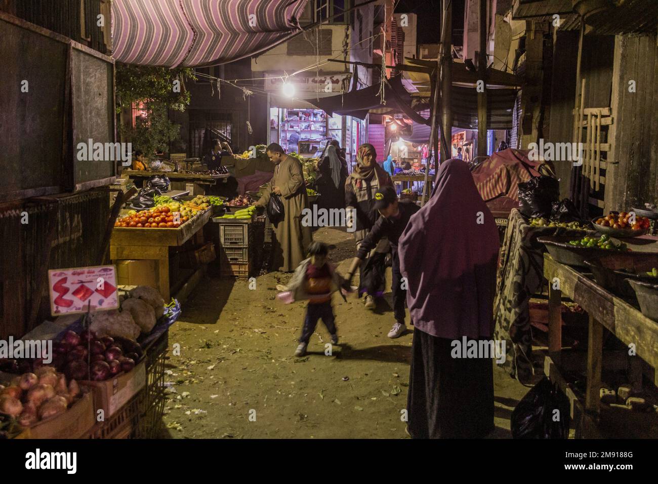 ASSUAN, ÄGYPTEN: 12. FEBRUAR 2019: Menschen auf dem alten Souk (Markt) in Assuan, Ägypten Stockfoto