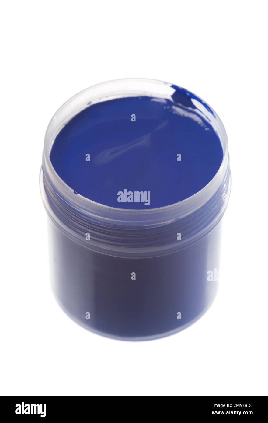 Blaue Gouache-Farbe in einem Glas auf Weiß Stockfoto