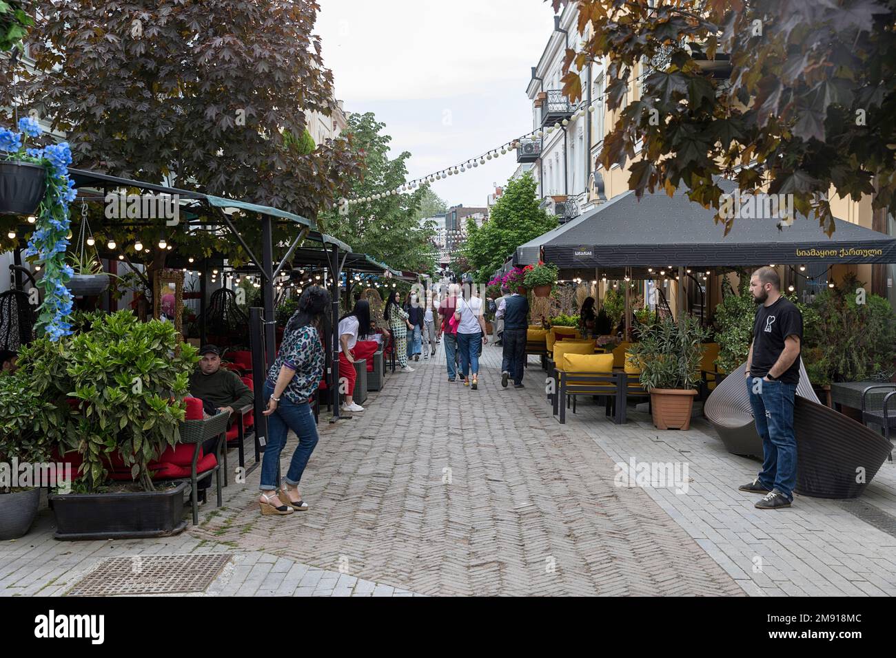 Straßenszene mit Open-Air-Cafés und Restaurants in der Altstadt von Tiflis, Georgia, Kaukasus, Europa Stockfoto