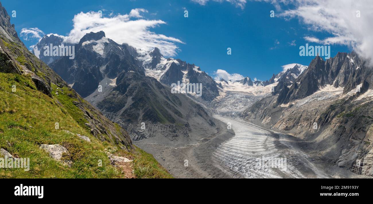 Das Panorama des Mont-Blanc-Massivs, Mt. Blanc du Tacul, die Türme von Les Aiguilles und der Gletscher Mer de Glace. Stockfoto