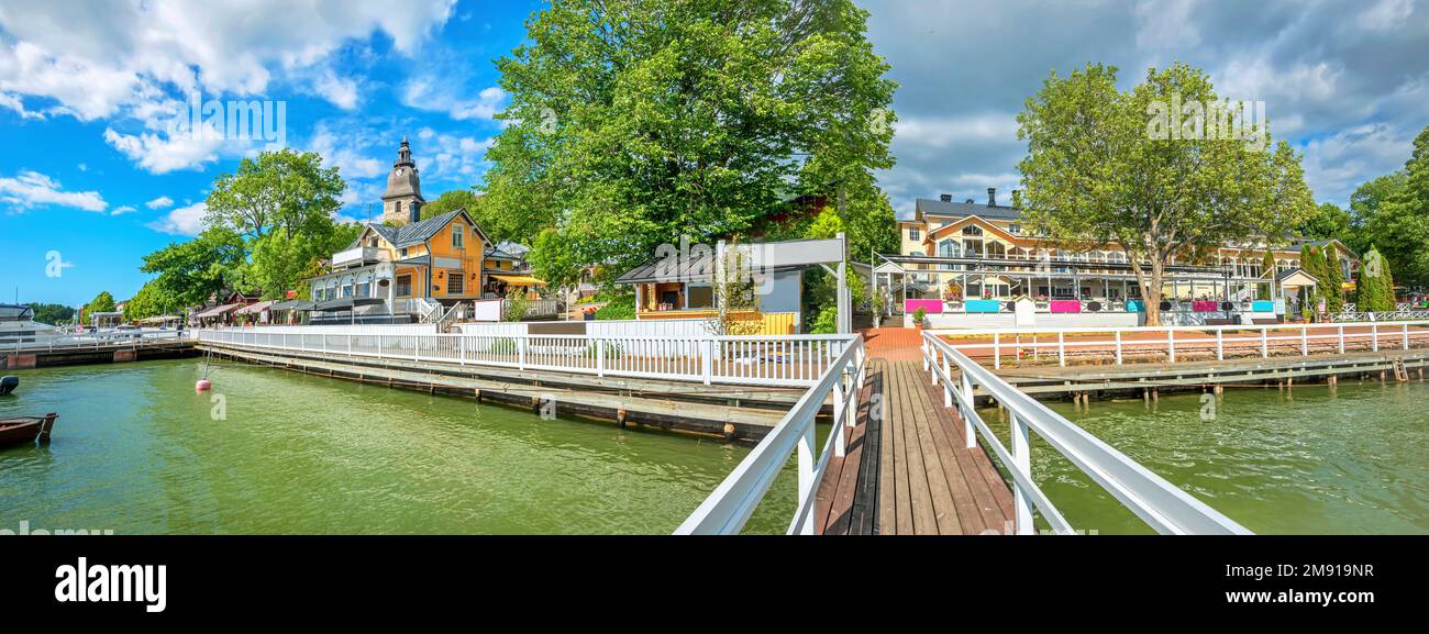 Panoramablick auf den Hafen und das Wasser im kleinen Ferienort Naantali. Finnland Stockfoto