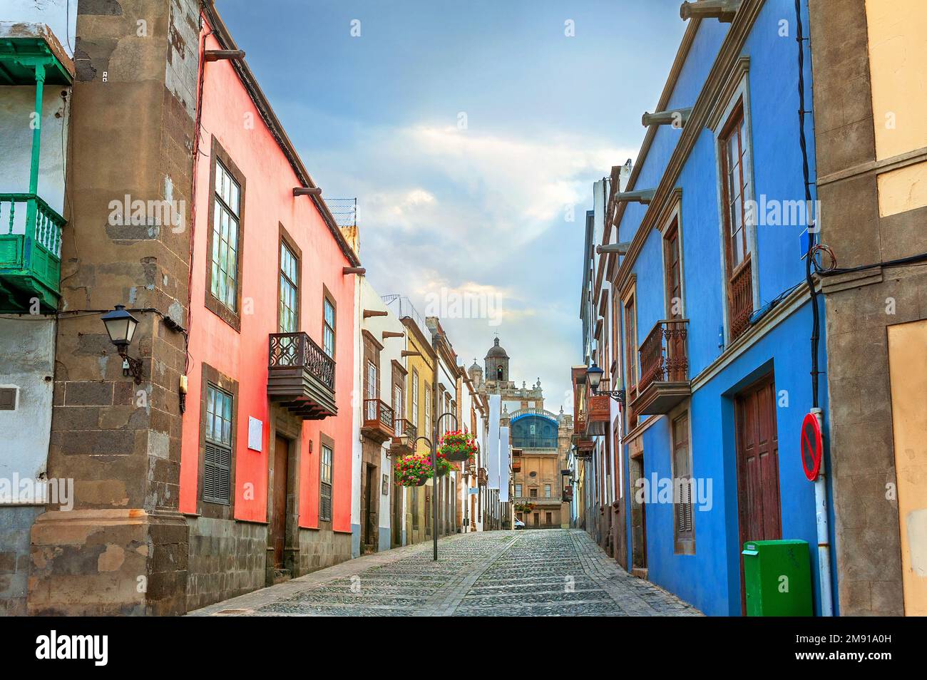 Kleine Fußgängerzone mit Kopfsteinpflaster und farbenfrohen Fassaden von Häusern im alten Viertel Vegueta. Las Palmas, Gran Canaria, Spanien Stockfoto