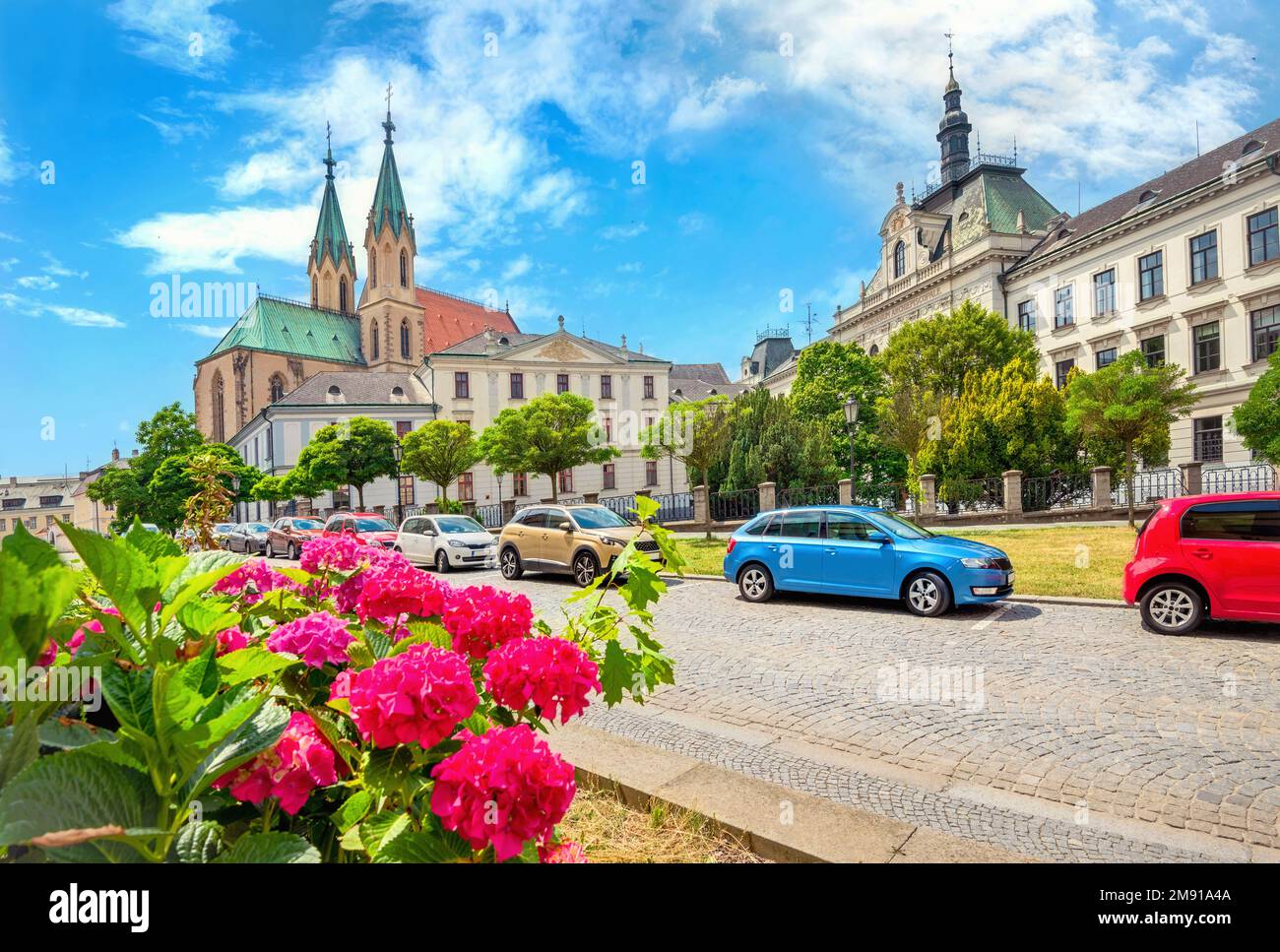 Stadtbild mit Blick auf St. Moritz Kirche und Straße in Kromeriz, Mähren, Tschechische Republik. Stockfoto